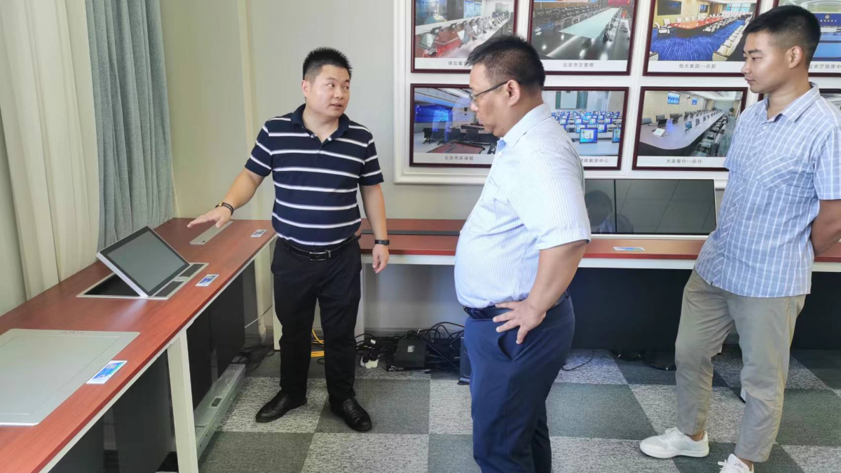 昌龙视听与安心智能联手必将未来可期——参观湖北亿航新材料无纸化展厅