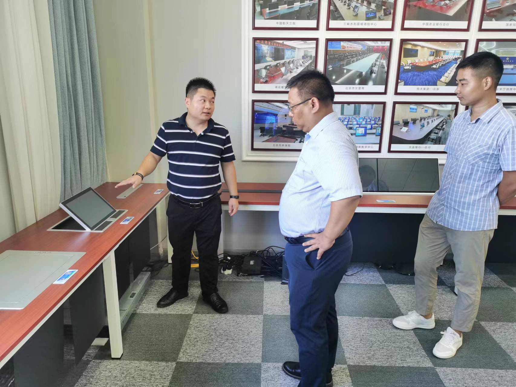 昌龙视听与安心智能联手必将未来可期——参观湖北亿航新材料无纸化展厅 昌龙视听与安心智能联手必将未来可期——参观湖北亿航新材料无纸化展厅