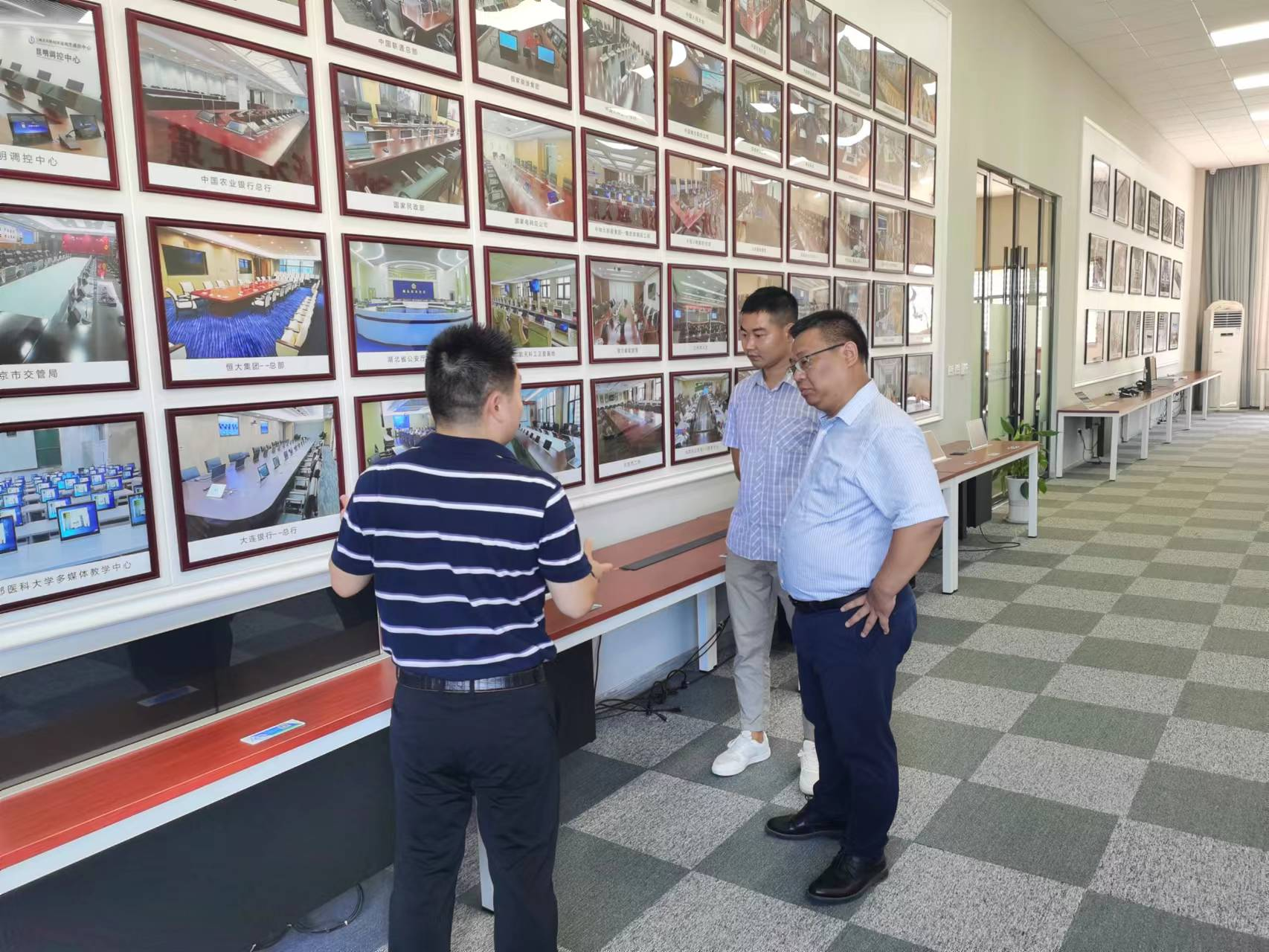 昌龙视听与安心智能联手必将未来可期——参观湖北亿航新材料无纸化展厅 昌龙视听与安心智能联手必将未来可期——参观湖北亿航新材料无纸化展厅