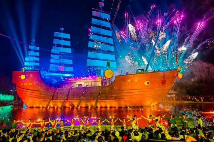 河南万岁山大宋武侠城型实景光影演绎水秀《神舟·船奇》